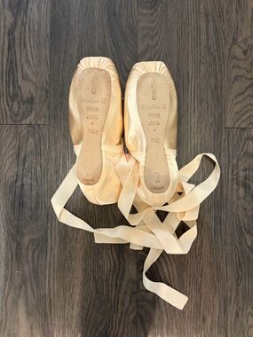 Freed Studio II Pointe Shoes 5 1/2 E Hard Shank